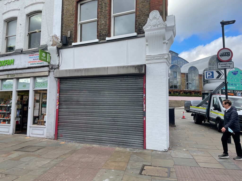The premises occupy an attractive corner frontage and have recently been refurbished throughout. The premises are arranged over ground floor and basement. There is a separately accessed 4 bedroom 2 bathroom flat above, which can be included for an additional rent.  Grd 522 sq ft; Bmt 260 sq ft; Total 782 sq ft.