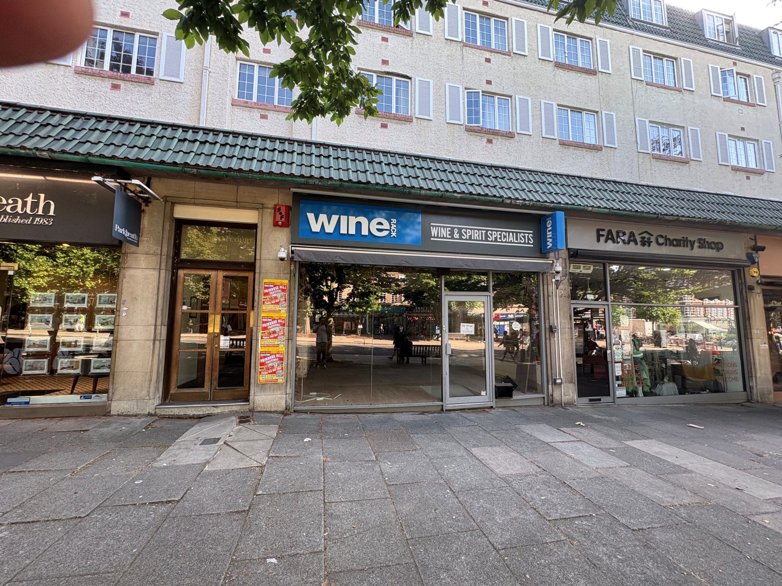 The premises occupy an attractive single frontage and are arranged at ground floor level only. The premises benefit from an outside seating area for approximately 15 to 20 covers. Ground floor 850 sq ft, Forecourt 320 sq ft.