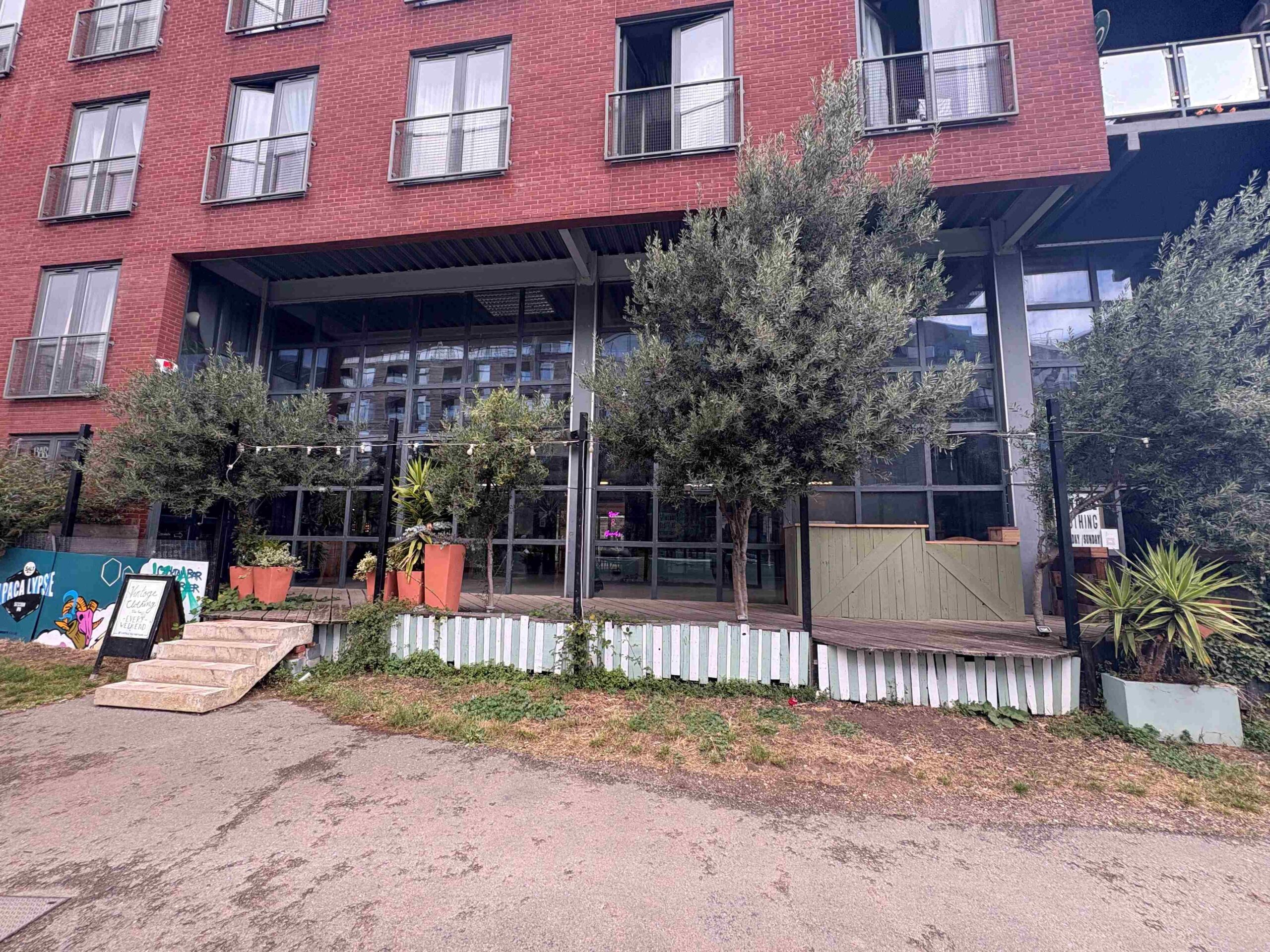 The premises are arranged over ground floor only and are fitted as a cafe and wine bar. The unit benefits from a large outside seating area, fronting the canal.The gross internal areas are as follows:Ground Floor: 1,167 Sq Ft