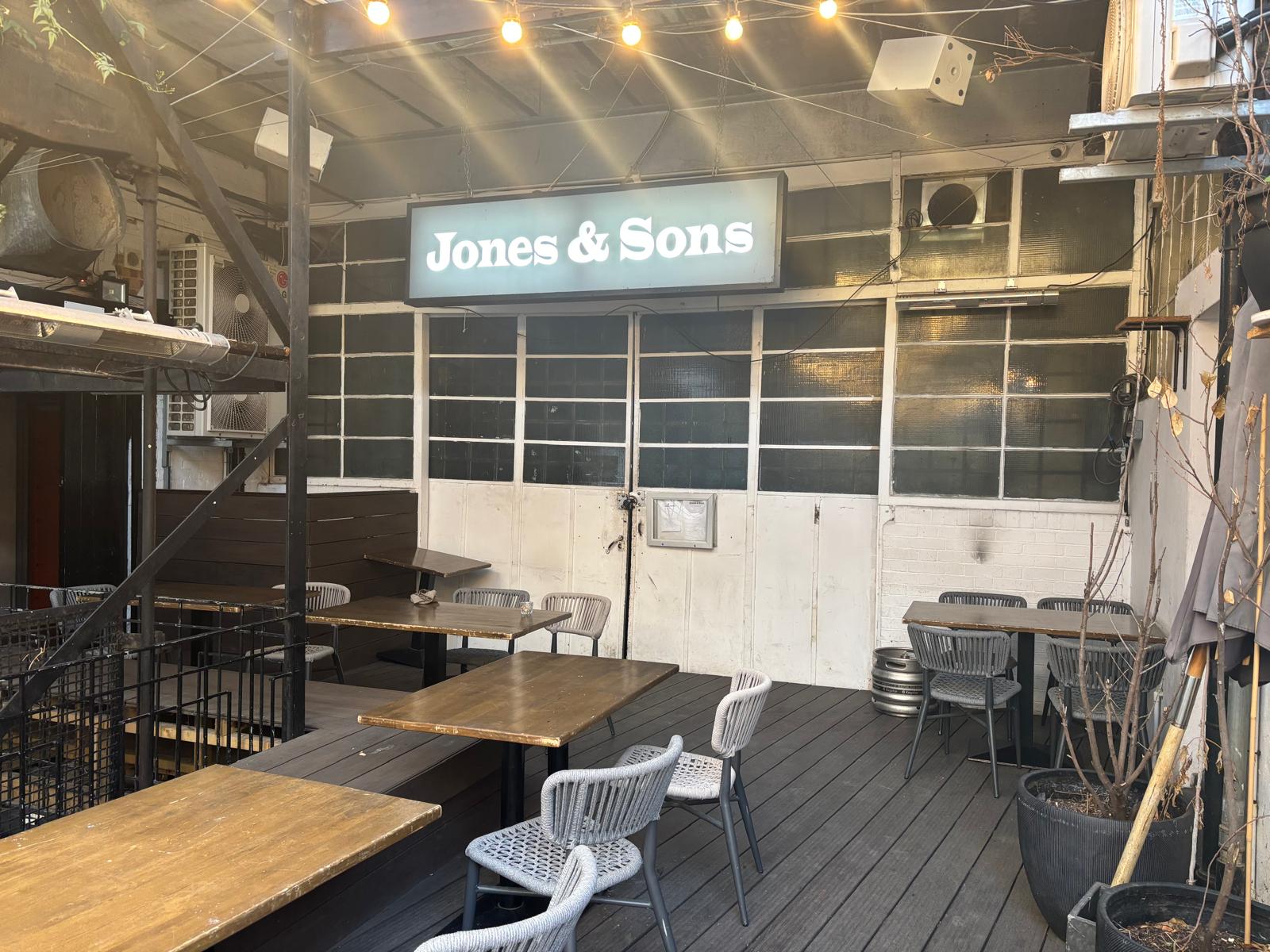 The unit is at ground floor level only. The entrance links directly to an open plan restaurant area for circa 40 covers, this isserved by a single bar servery to one side and a trade kitchen to the rear. Adjacent to the restaurant area is a function room forapproximately 50 covers which is served by a small single bar servery. To the rear of this area is storgage. To the front of theunit is an outside covered area.